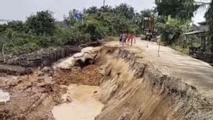 Landslide Makes Cross-Strengthening Roads In Riau Completely Cut Off