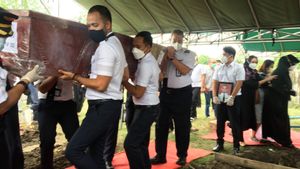 Jenazah Kopilot NAM Air Fadly Korban Jatuhnya Sriwijaya Air Sj-182 Dimakamkan di Surabaya