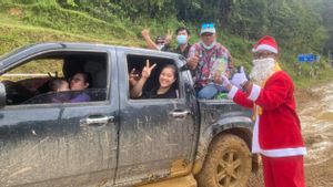 Satgas Pamtas Yonzipur 8/SMG Berbagi Kado Natal di Perbatasan