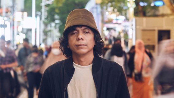 Adrian Yunan apporte des collaborateurs et des sujets variés dans le album de sortie