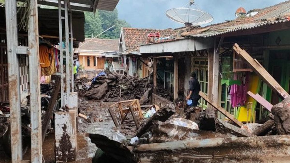 فيضان مفاجئ في بوندووسو ناتج عن انهيار أرضي في منطقة النهر العلوي لجبل إيجين