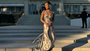 贝拉·哈迪德(Bella Hadid)穿着深色V领带礼服参加戛纳乔帕德晚会的豪华肖像