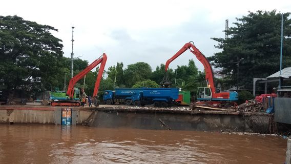 Merayakan Malam Tahun Baru Sambil Memantau Air di Manggarai