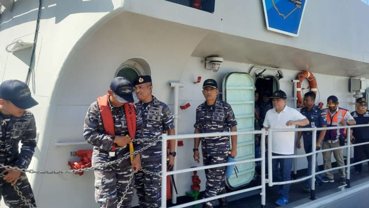 KRI巴迪克在望加锡海峡水域拯救9名船员