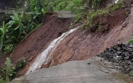 Tebing Longsor Putus Jalur Selatan Garut, Polisi Imbau Lewati Pameungpeuk