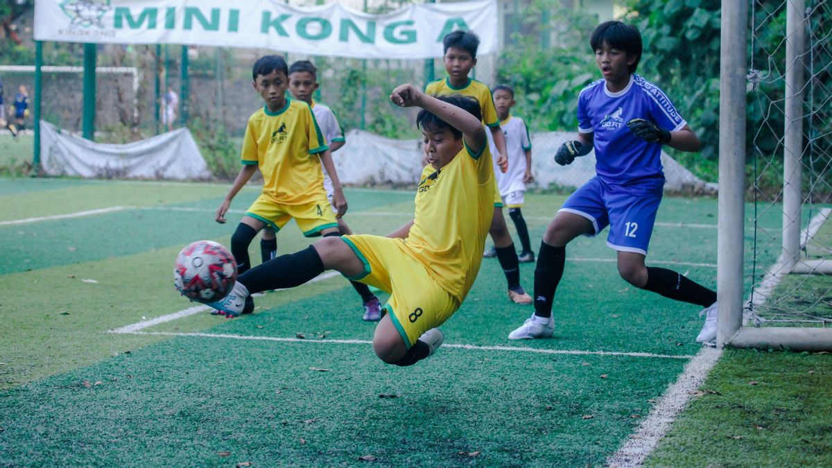 インドネシアのサッカーケア、シニーナスダブルハルタディが子供向けのトーナメントを作る