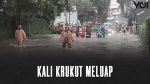 VIDEO: Kali Krukut Meluap, Jalan Madrasah Jaksel Terendam Banjir