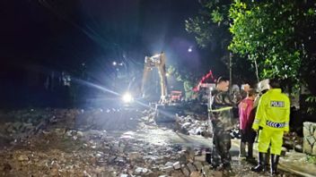 BPBD Trenggalek déploie des engins lourds pour surmonter les glissements de terrain sur la route Bandung-Prigi