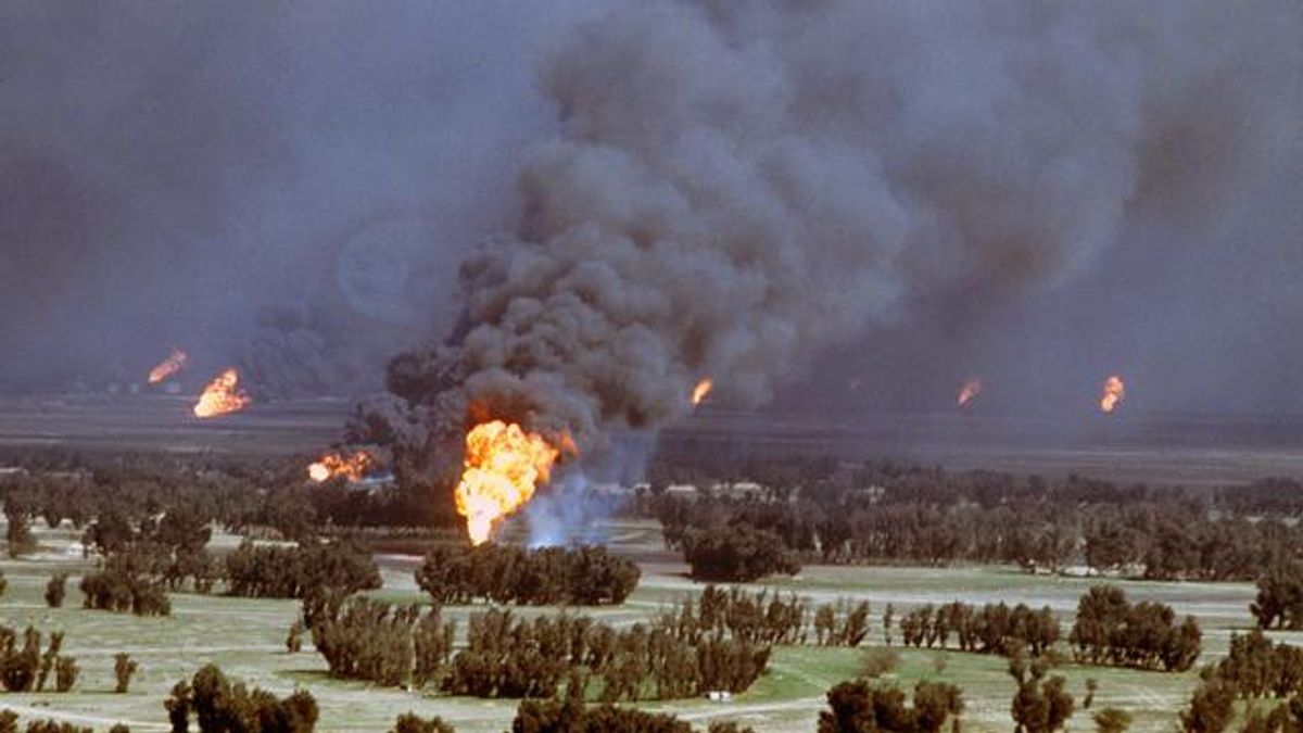 伊拉克入侵科威特，威胁美国在历史上的利益今天，1990年8月2日