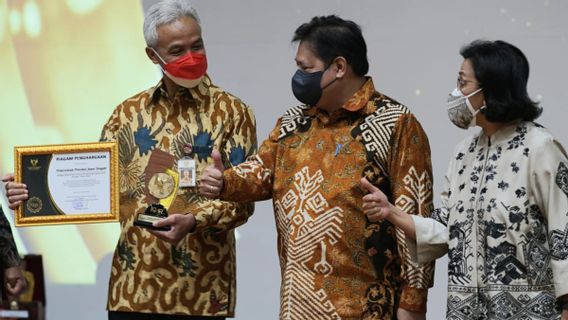 In Jakarta, Ganjar Pranowo Receives An Award For Central Java As The Best Province For Public Credit Providers