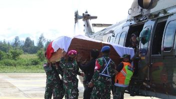 ンドゥガで銃撃されたパプアKKBで殺害された2人の海兵隊員の遺体がティミカに避難