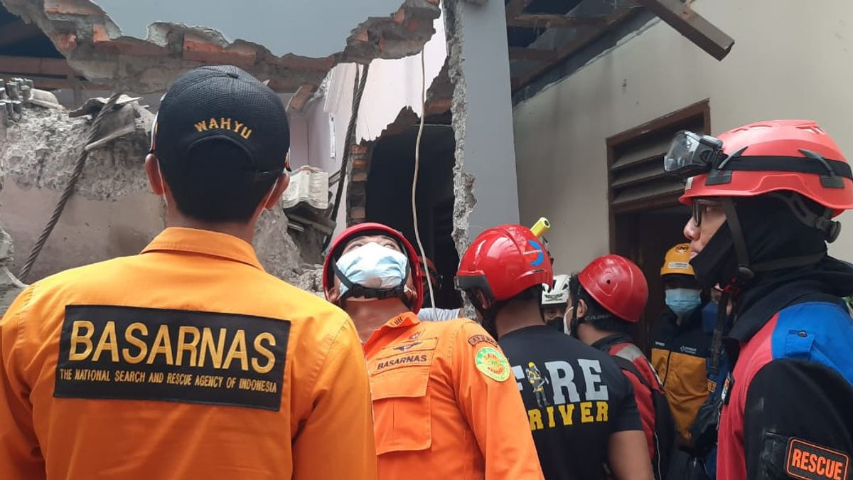 因挖掘机坠落在德波克而被困在房屋倒塌中的受害者， 贝哈西尔被雅加达和德波克救援队救出