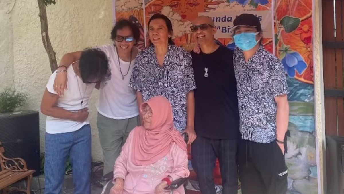 Slank Holds Mini Concert To Celebrate Mother Iffet's 87th Birthday