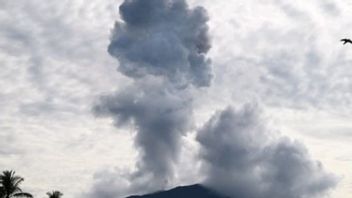 Gunung Ibu Halmahera Barat Kembali Erupsi Luncurkan Abu Setinggi 2 Km