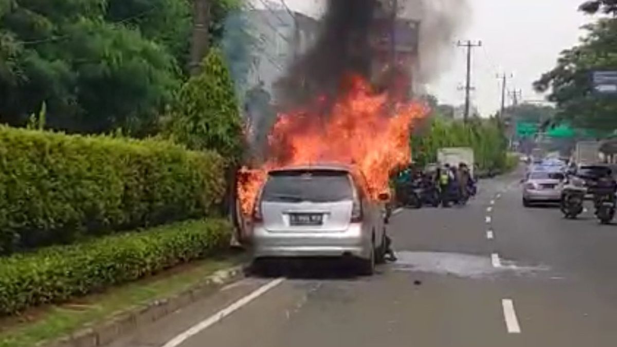 Allegedly Electric Short Circuit, Mitsubishi Grandis Burned Near Tangsel City Terrace Intersection