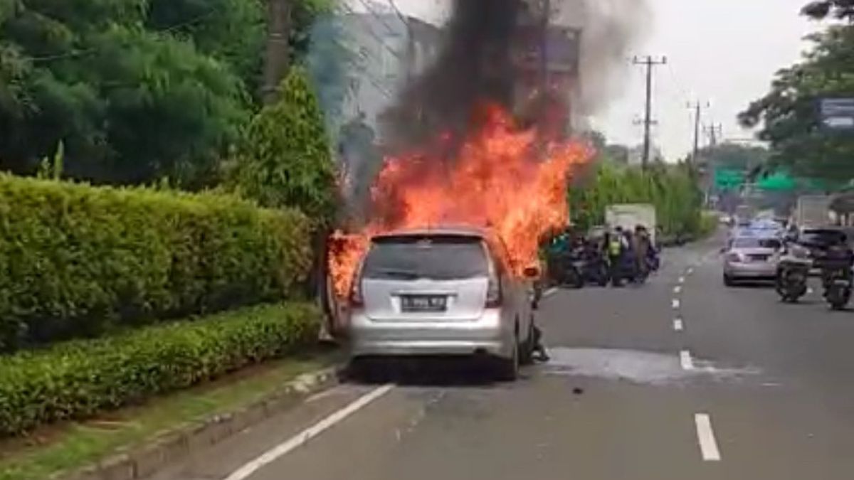 Le court-circuit électrique présumé, le Mitsubishi GrandisBalled près de l’intersection de la ville de Tangsel