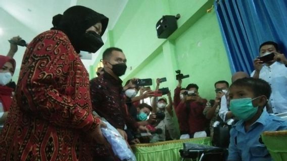 Mensos Risma Serahkan Bantuan untuk Disabilitas dan Yatim Piatu di Kendari