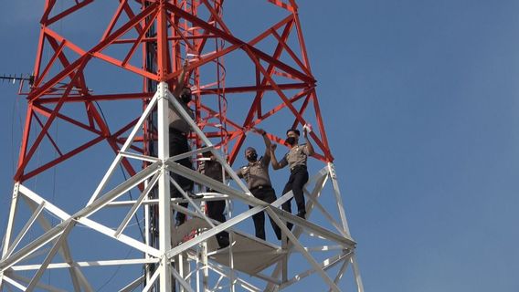 Tradisi Kenaikan Pangkat, 5 Polisi Panjat Sutet Ambil Bendera Merah Putih