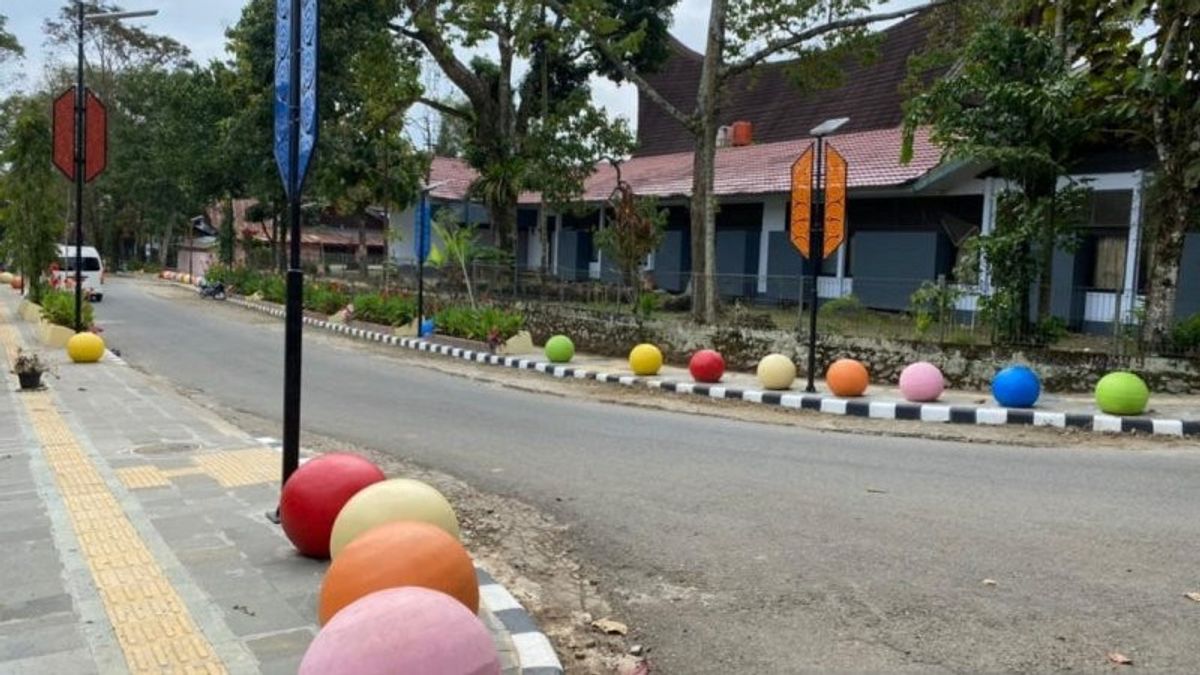 Warga Rantepao Kota Toraja Utara Mulai Dapat Menggunakan Pedestrian Khusus Pejalan Kaki