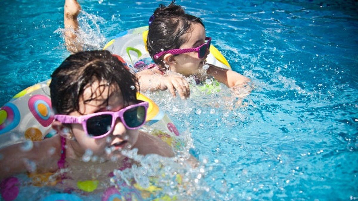 هل يخاف الأطفال من السباحة؟ وإليك كيفية التعامل معها، الأم