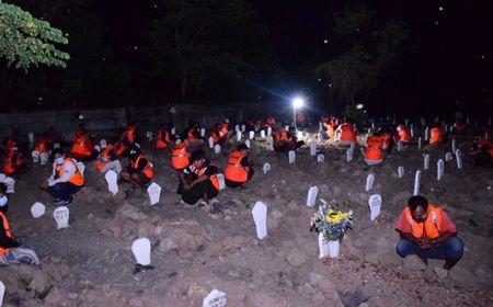 Pelanggar Protokol Kesehatan Dihukum Berdoa di Makam Korban COVID-19 Biar Kapok