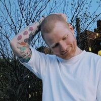 Tampil Beda dengan Kepala Plontos, Ed Sheeran Isyaratkan Awal Baru