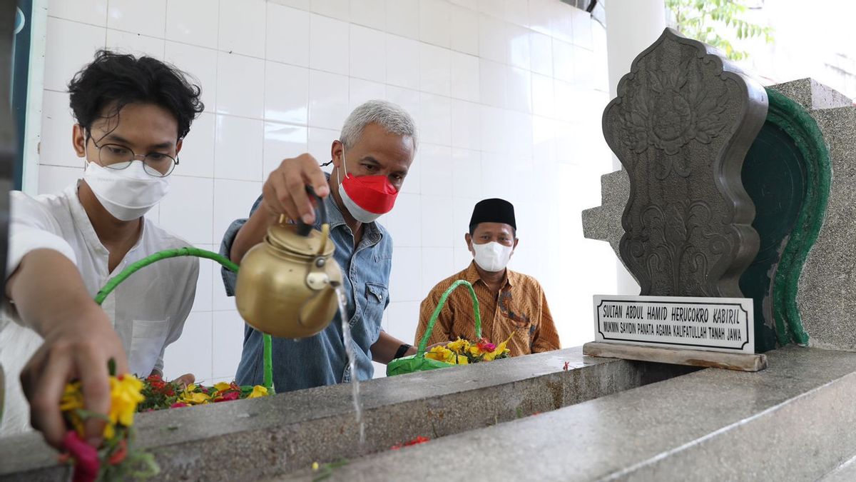 在妻子和孩子的陪同下，甘贾尔还朝圣迪波内戈罗王子的坟墓：中爪哇，日惹和望加锡有历史纽带