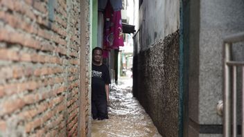 慈里翁河溢流，Kebon Pala Jaktim定居点被洪水淹没
