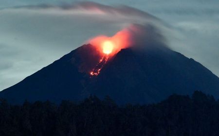 Gunung Semeru Keluarkan Lava Pijar Malam Ini