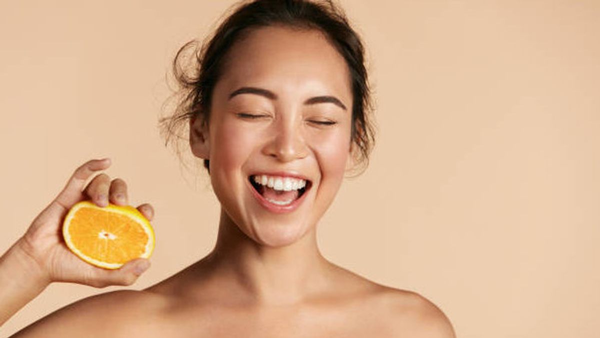 Bikin Kulit Makin Cerah, Ini 5 Cara Aman Mengaplikasikan Serum Vitamin C pada Wajah
