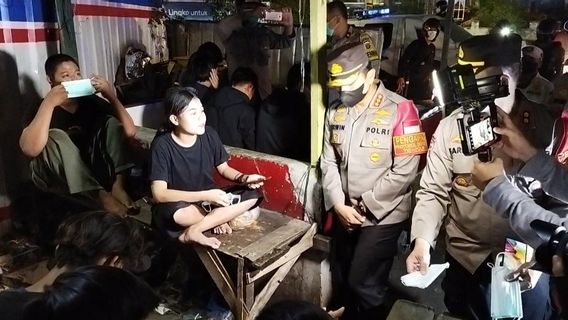 The Rajawali Team Of The East Jakarta Police Inspection Of Teenagers Crowds Violating Prokes, Asked For Vaccine Certificates