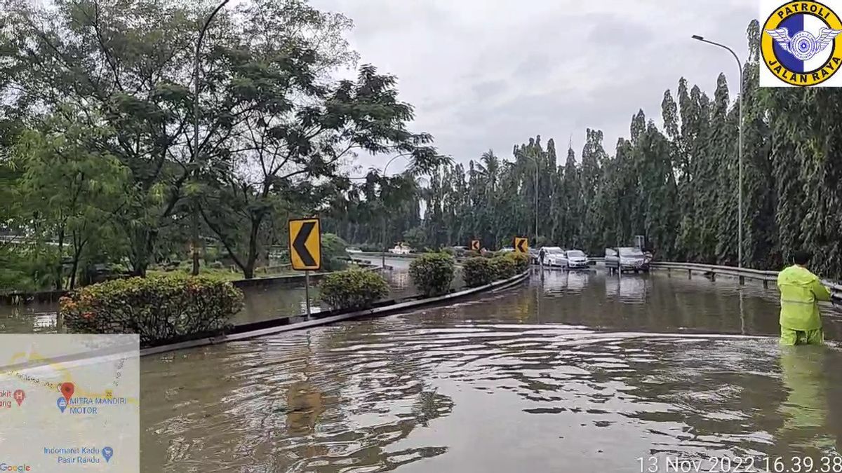 大雨のため、ジャカルタ-メラク有料道路が麻痺しています