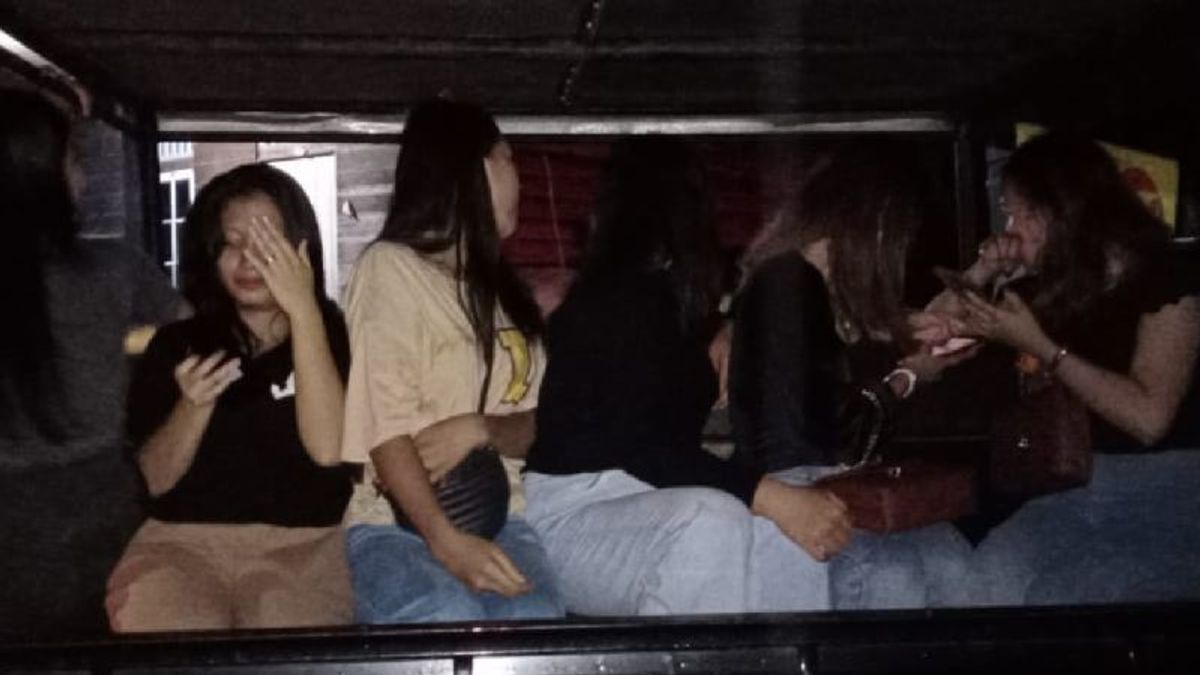 Satpol PP Kapuas Hulu cicuk 17 adolescents Miras Party dans le lieu de billard pendant le Ramadan