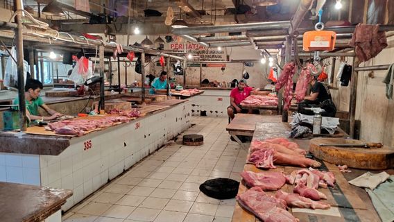 パサールセネンの豚肉売り手は不平を言う、多くの買い手は価格が上がったので不平を言う 