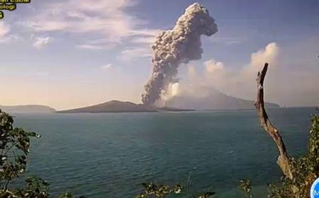 Gunung Anak Krakatau Semburkan Abu Setinggi 3 Kilometer