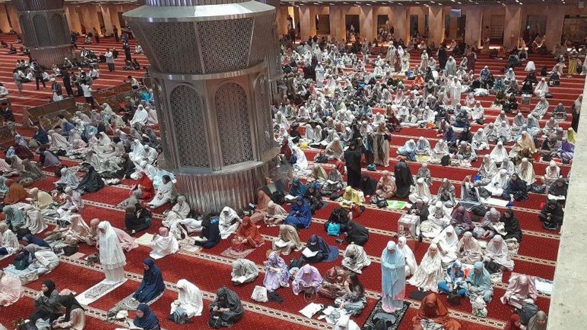    Jamaah Berbondong-bondong Tarawih Pertama Ramadan di Masjid Istiqlal