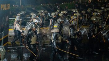 インドネシア国会議事堂前でのデモを警察が撃退