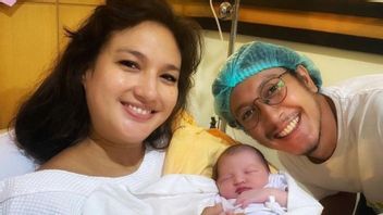 Selamat Nadine Chandrawinata dan Dimas Anggara Dikaruniai Anak Pertama, Melahirkan Bareng Aurel 