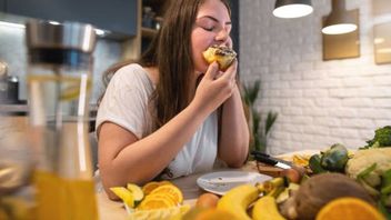 Cara Mengatasi Stress Eating: dari Olahraga hingga Atur Pola Pikir