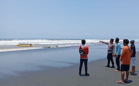 Banana Boat yang Ditumpangi Petugas KPK dan KKP Terbalik di Pantai Tembles Jembrana Bali 