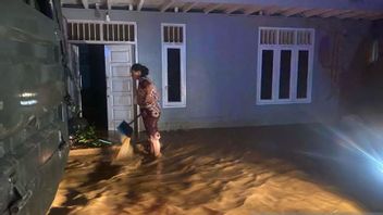 堤坝坍塌，洪水再次淹没中塔努利塔巴诺隆居民的村庄