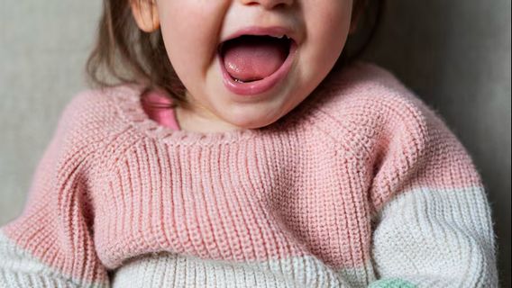 السبب في أن الأطفال يحبون نشر ليدهم ، تعرف على أي معنى