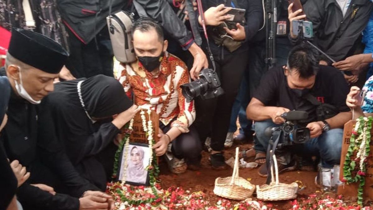 Pemakaman Vanessa Angel dan Suami Dihadiri Berbagai Kalangan, Termasuk Roy Suryo