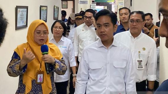 Reviewing Free Health Checks At Samarinda Health Center, Vice President Gibran Greeted Patients And Medical Personnel