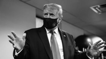 トランプは、マスクを使用して近づかないように米国市民に呼びかけます