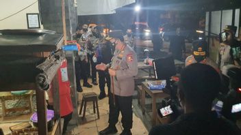 La Nuit, Le Chef De La Police Blusukan Dans Solo Divide Sembako Aux Citoyens Et Aux Commerçants Angkringan 