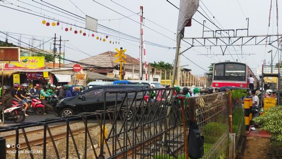 ポンドックジャティ駅のドアでのみ、列車は車とバイクを経由して停止します