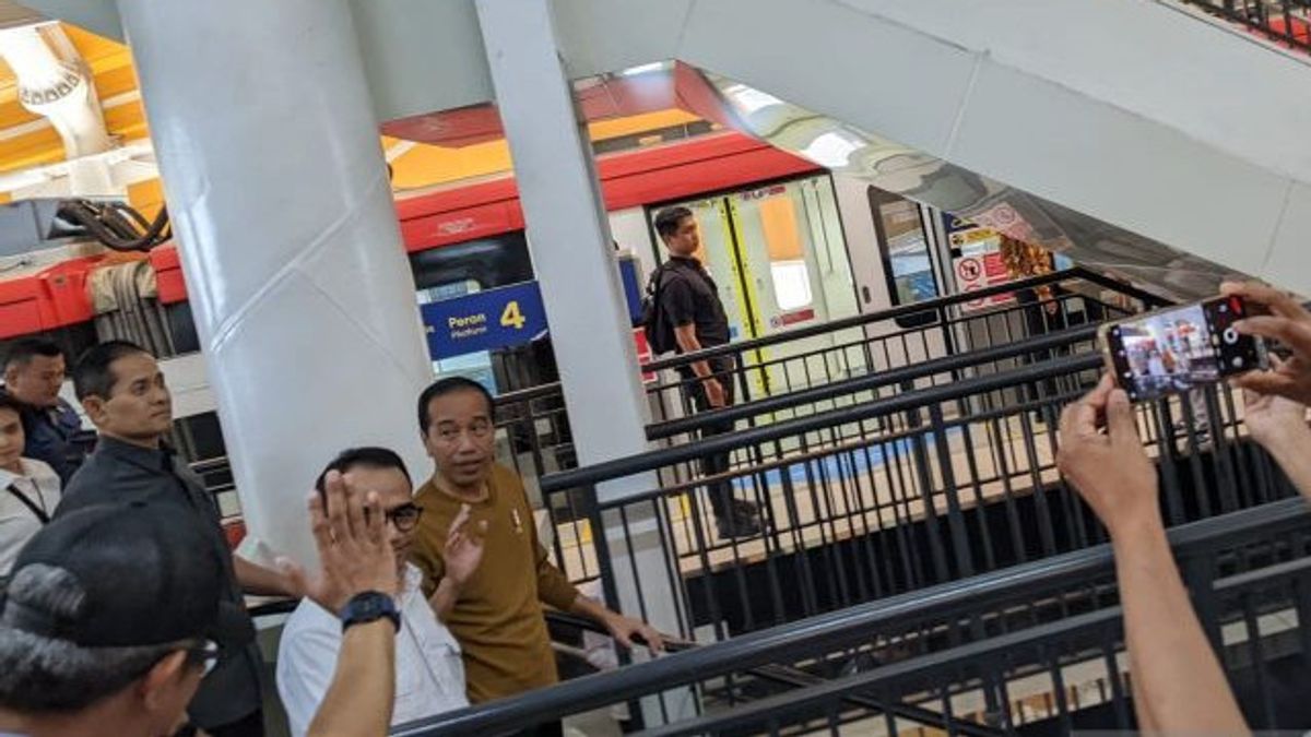Thursday Morning, Jokowi Returned To Try The Jabodetabek LRT Train