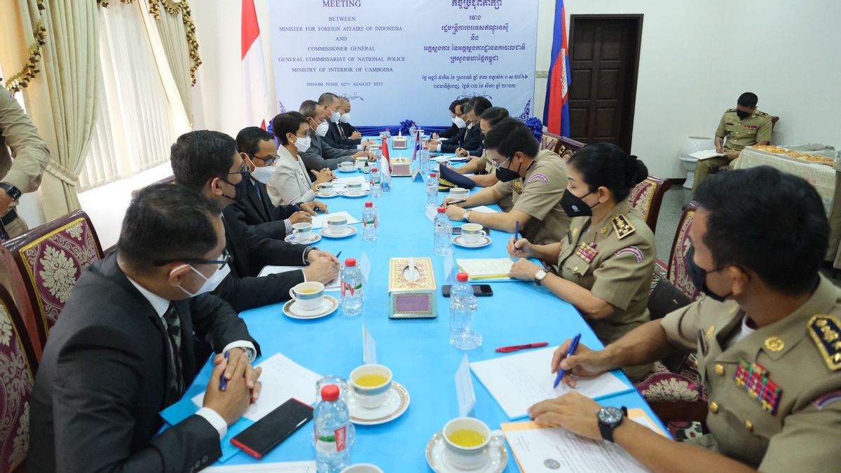 カンボジアの警察署長と会い、ルトノ外相は、人身売買防止に関する協力強化の必要性を改めて表明
