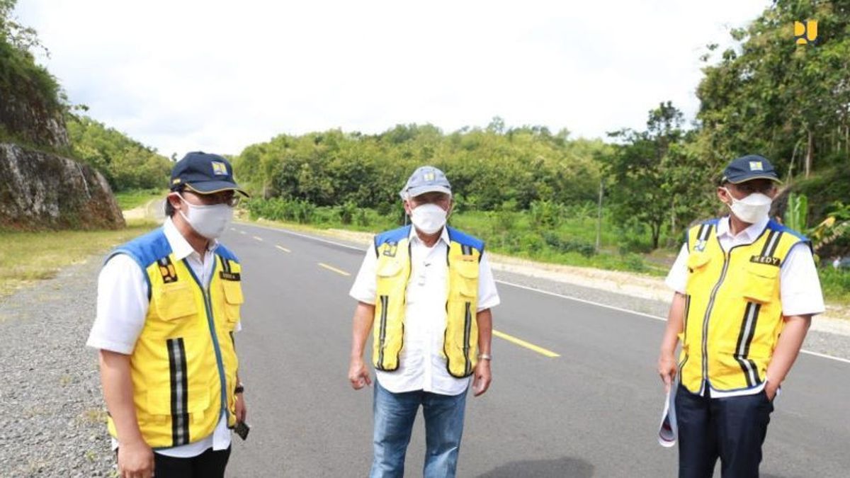 وزير شؤون الرئاسة لشؤون اللاجئين: طريق جاوة الجنوبية بديل للمسافرين